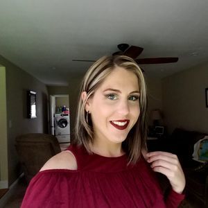 Meet your Posher, Caitlin